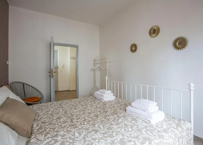 아파트 Spacious - Near Historic Center And *